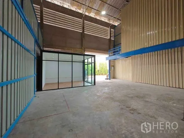 คลังสินค้า ให้เช่าในSam Phran, Nakhon Pathom - ภายในโกดังมีห้องออฟฟิศกระจก ชั้นลอย และทางขับผ่านเข้าโหลดสินค้า