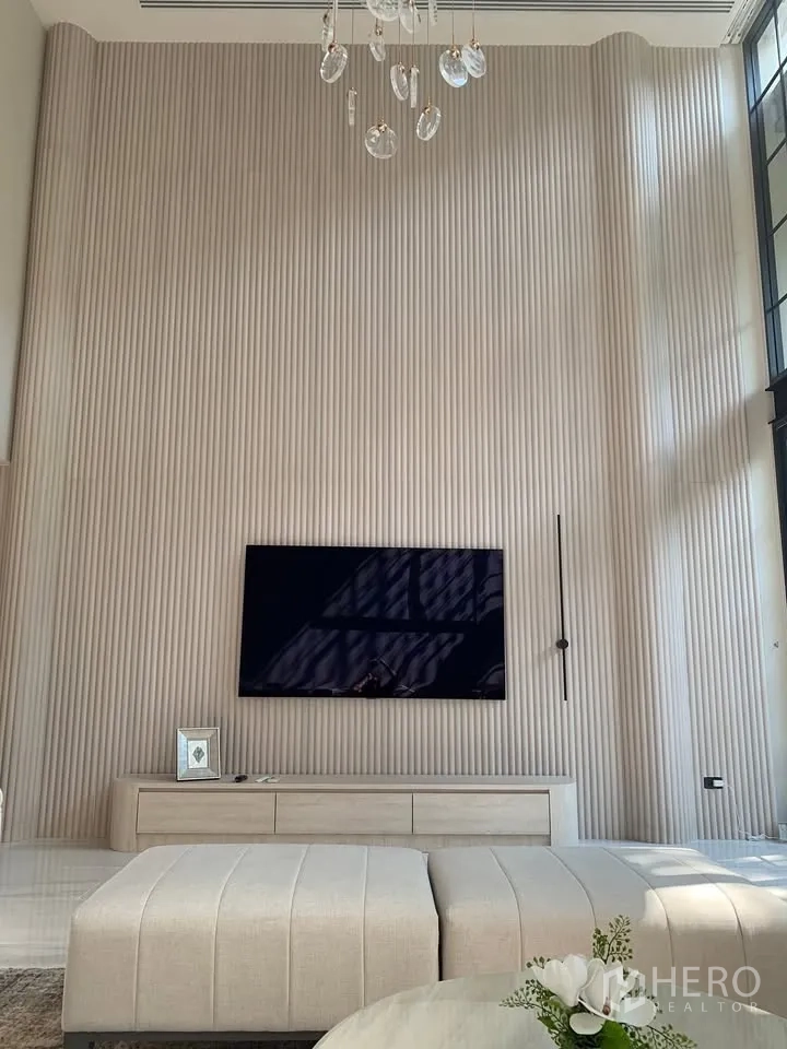 ทาวน์เฮาส์ for rent or sale in Watthana, Bangkok - ผนังทีวีดีไซน์พร้อมชั้นวางและไฟแขวน