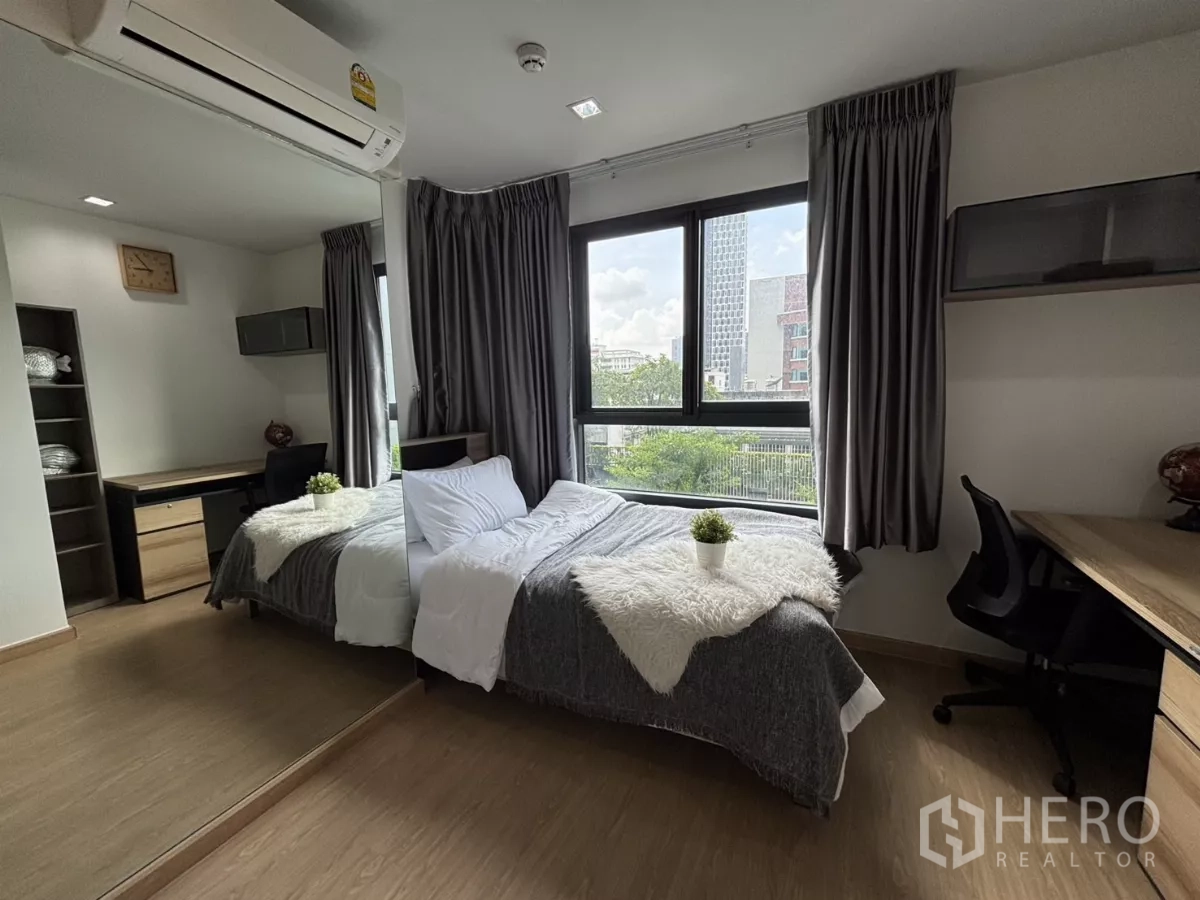 公寓 出租在Phra Khanong, Bangkok - 次卧带书桌与大窗户，面向泳池景观。