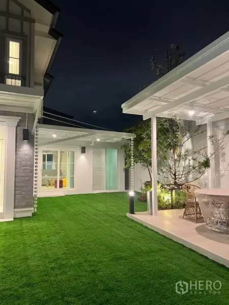 独立式住宅 出租在Bang Phli, Samut Prakan - 花园草坪景观，带顶露台与推拉门，绿化整洁。