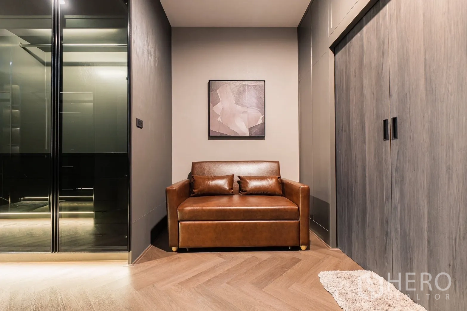 Detached House for rent or sale in Prawet, Bangkok - Private suite sitting area with leather loveseat near closet