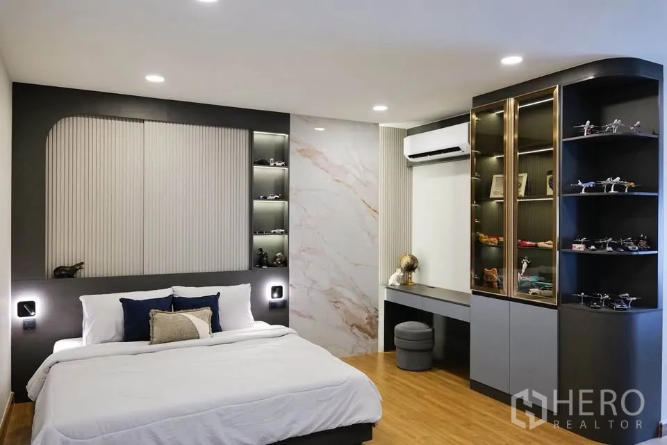 บ้านเดี่ยว for sale in Bang Phli, Samut Prakan - ห้องนอนร่วมสมัย ผนังหัวเตียงลายหินอ่อน ตู้โชว์ และโต๊ะทำงาน.