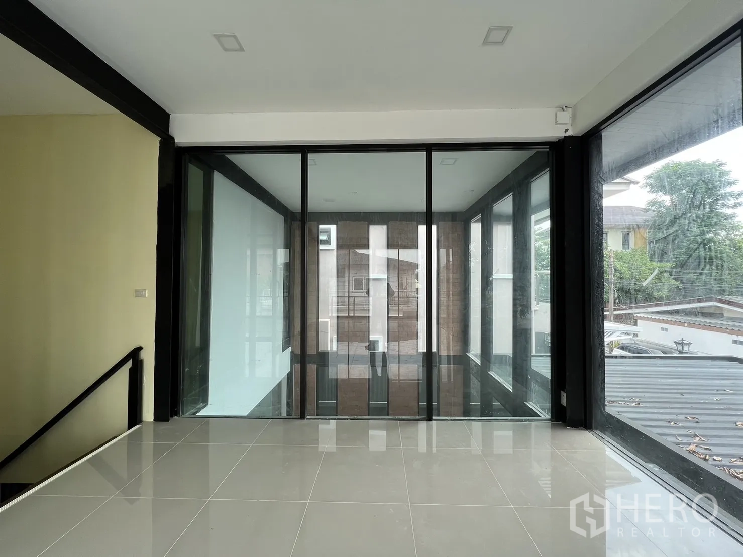 Detached House for rent or sale in Phra Khanong, Bangkok - Upper landing with glass wall looking into the central atrium.