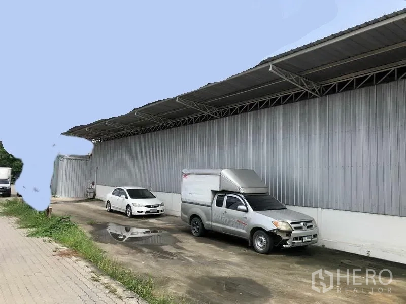 คลังสินค้า ให้เช่าในPak Kret, Nonthaburi - อาคารโกดังผนังเมทัลชีทยาวพร้อมหลังคาคลุมลานโหลดและที่จอดรถ ย่านปากเกร็ด นนทบุรี