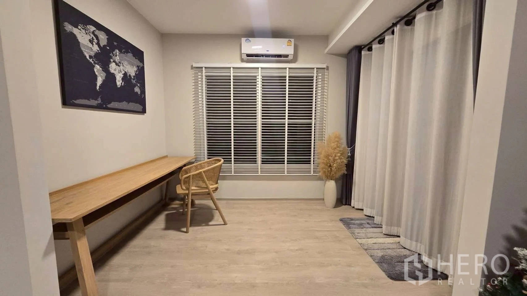 半独立式住宅 for rent in Prawet, Bangkok - 独立书房，长工作台、椅子、百叶窗与空调