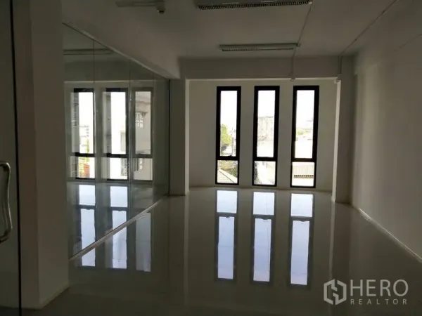 办公空间 出租在Bang Na, Bangkok - 采光充足的工作区，窄长窗户引入自然光。