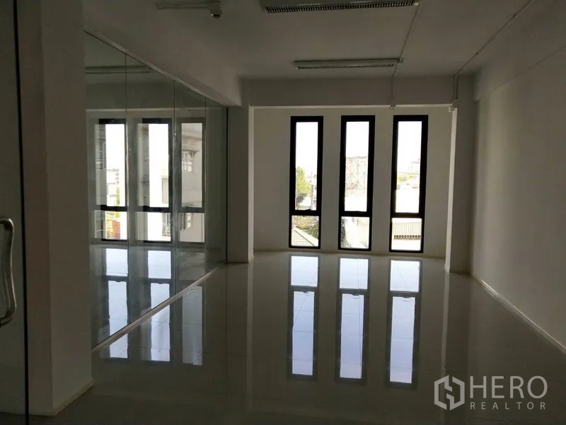 办公空间 出租在Bang Na, Bangkok - 采光充足的工作区，窄长窗户引入自然光。