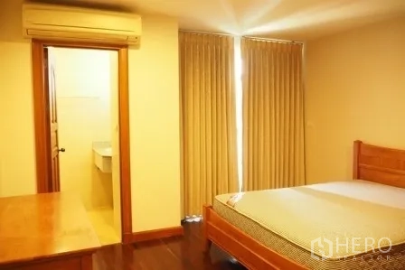 房间 出租在Pathum Wan, Bangkok - 温馨卧室，空调，带套内卫浴与落地窗帘门