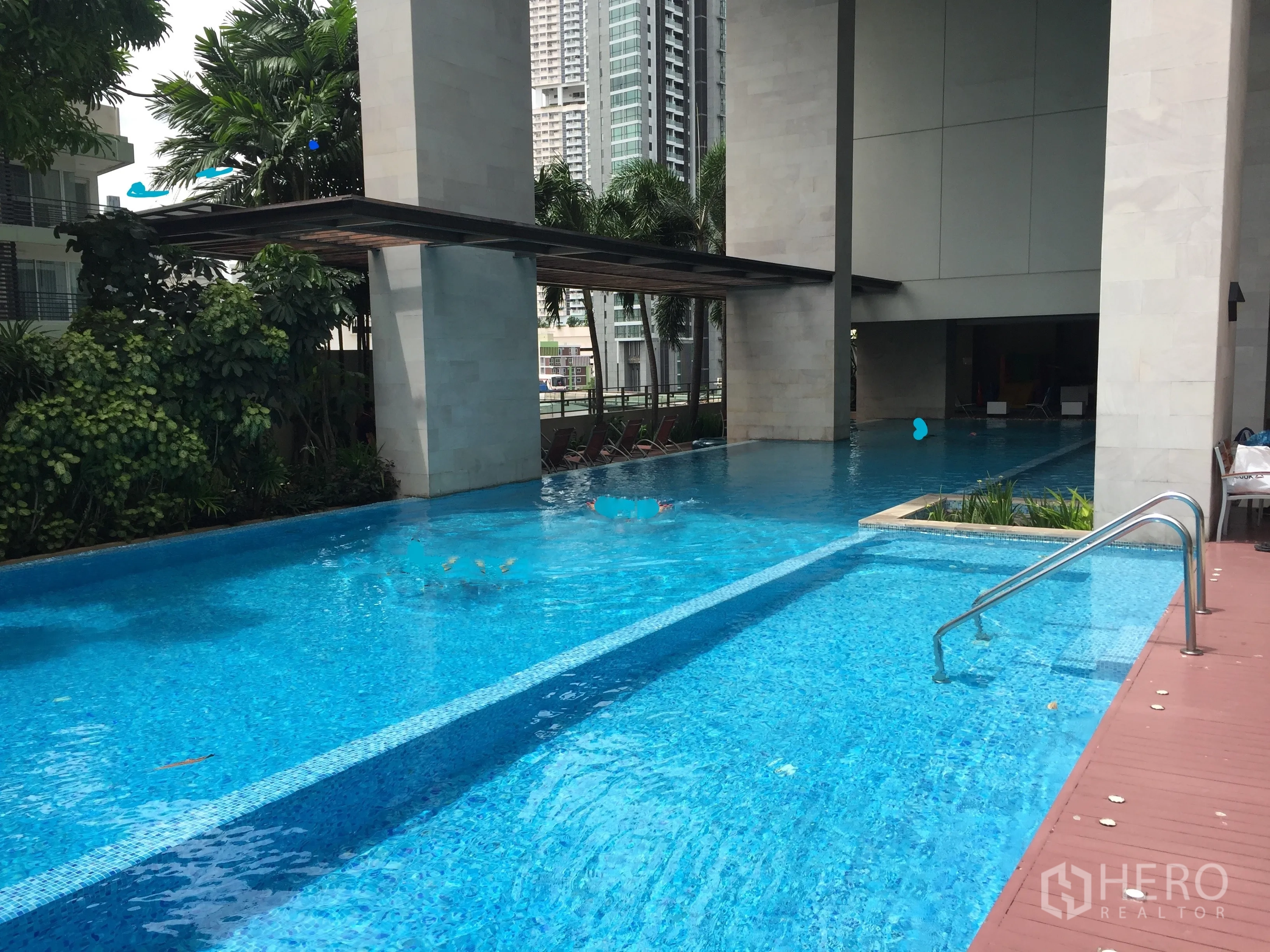 คอนโด ให้เช่าในWatthana, Bangkok - สระว่ายน้ำคอนโดกึ่งเอาต์ดอร์มีดาดฟ้าและต้นไม้เขตร้อน