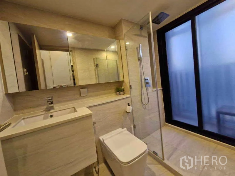 公寓 出售在Ratchathewi, Bangkok - 现代浴室，玻璃淋浴房、浴室柜与背光镜