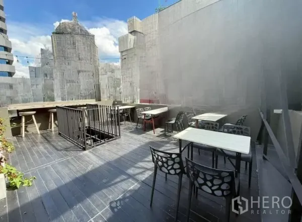 Retail Space for rent in Watthana, Bangkok - Open-air rooftop terrace with tables, bar seating and a city backdrop.