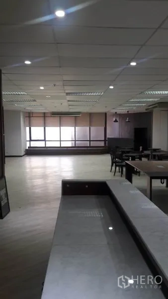 Office Space for rent in Huai Khwang, Bangkok - Large open-plan workspace with wide windows, roller blinds, pendant lights and built-in bench seating.