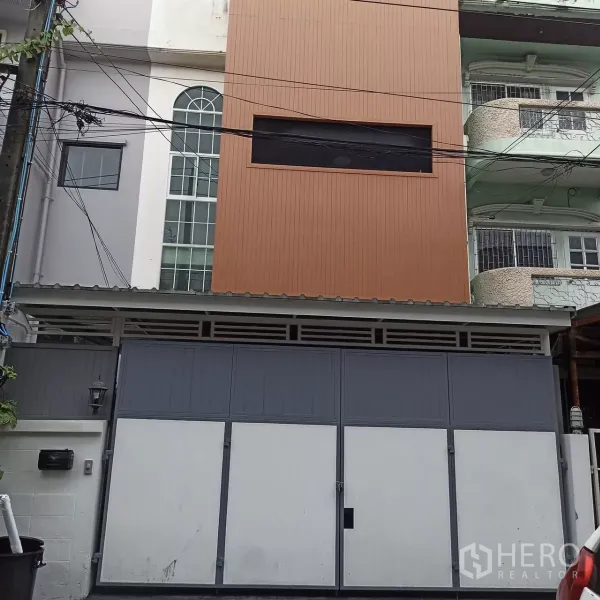 ทาวน์เฮาส์ ให้เช่าในWang Thonglang, Bangkok - ด้านหน้าทาวน์เฮ้าส์ 3 ชั้น รั้วสูงและหน้ากรทันสมัยในซอยเมือง