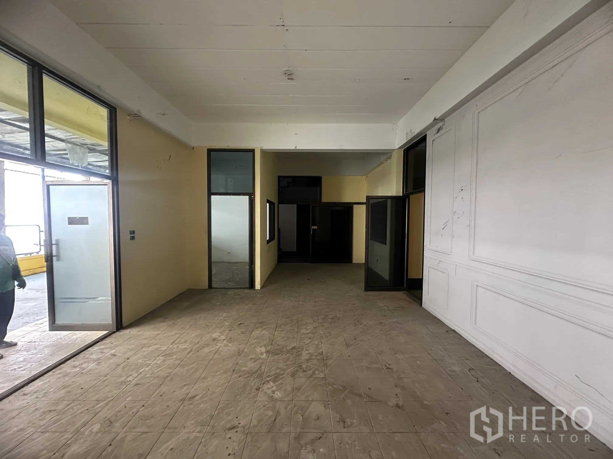 Factory for rent in Lat Lum Kaeo, Pathum Thani - Ground-floor office lobby with glass doors and internal rooms.