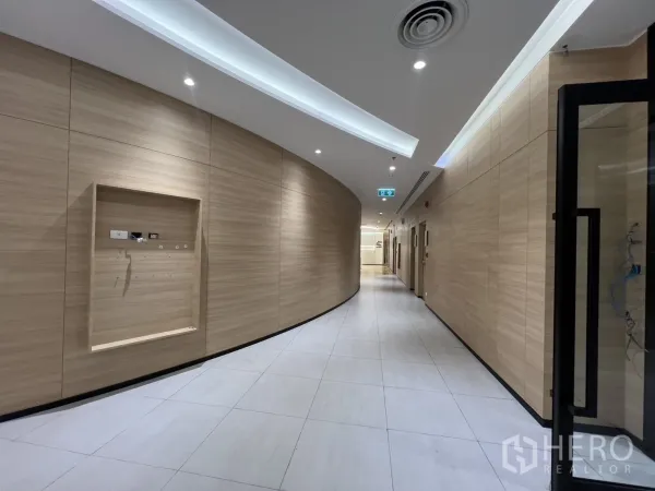 สำนักงาน ให้เช่าในHuai Khwang, Bangkok - โถงทางเดินกรุไม้โทนอ่อน เพดานฝังไฟ พื้นกระเบื้องแผ่นใหญ่