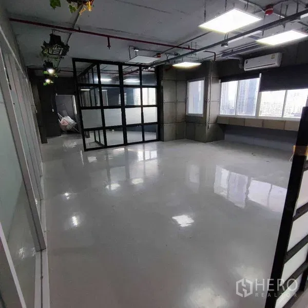 办公空间 出租在Watthana, Bangkok - 长形房间，亮面地坪，玻璃网格会议室与多扇窗户。