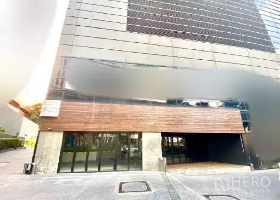 零售空间 出租在Khlong Toei, Bangkok - 现代建筑一层临街商铺外立面，超宽玻璃门面与遮蔽入口，位于曼谷คลองเตย。
