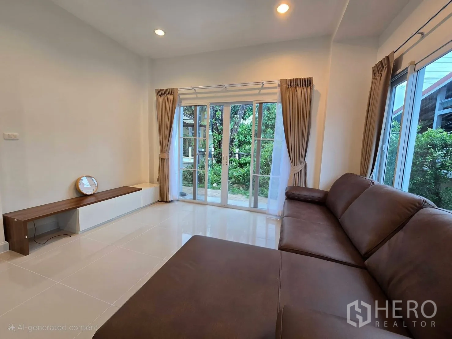 บ้านเดี่ยว for rent in Bang Phli, Samut Prakan - ห้องนั่งเล่น ประตูกระจกเลื่อนไปยังสวนสีเขียว