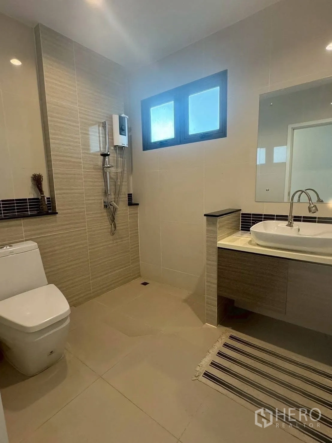 บ้านเดี่ยว for rent or sale in Suan Luang, Bangkok - ห้องน้ำปูกระเบื้องพร้อมโถสุขภัณฑ์ เคาน์เตอร์อ่างล้างหน้าและฝักบัวน้ำอุ่น