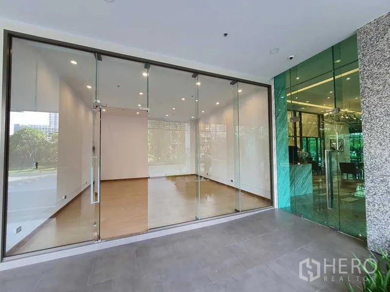 Retail Space for rent in Khlong Toei, Bangkok - Street-level shopfront with floor-to-ceiling glass facade and adjacent lobby entrance, ideal for retail near BTS Phrom Phong.