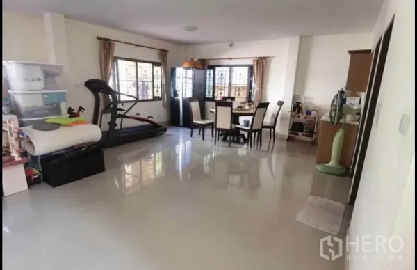 独立式住宅 出售在Bang Yai, Nonthaburi - 开放式客餐厅，瓷砖地面与充足自然采光
