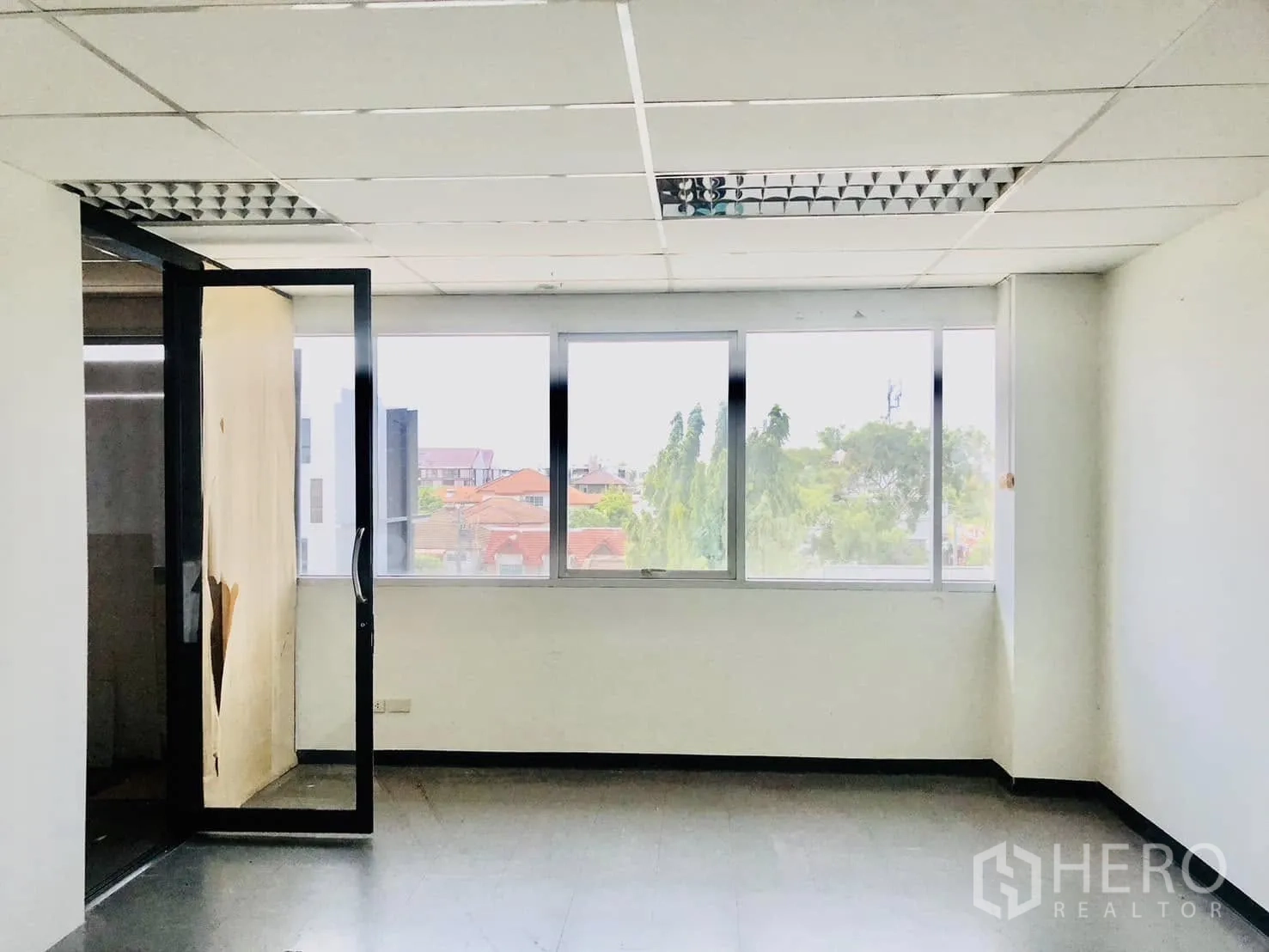办公室 for rent in Lat Phrao, Bangkok - 宽敞房间，设大幅窗与吊顶灯板。