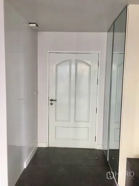 公寓 出租在Watthana, Bangkok - 入户走廊，白色房门与灰色地砖