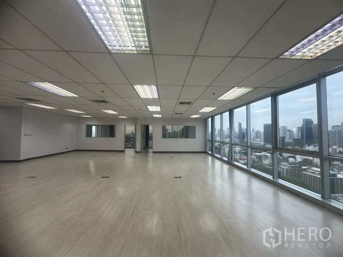 办公空间 出租在Khlong Toei, Bangkok - 宽敞开放式办公室，整面落地窗与曼谷天际线景观