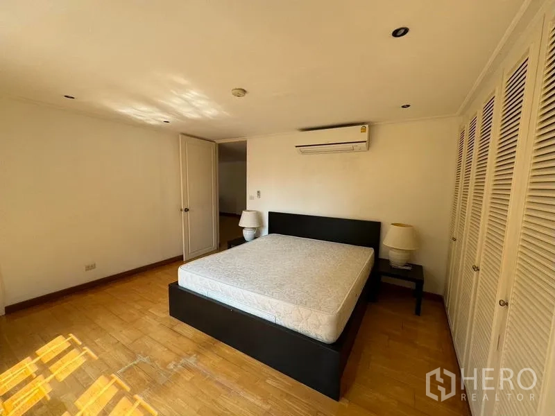 公寓 出租在Yan Nawa, Bangkok - 主卧明亮，配空调与内置衣柜。