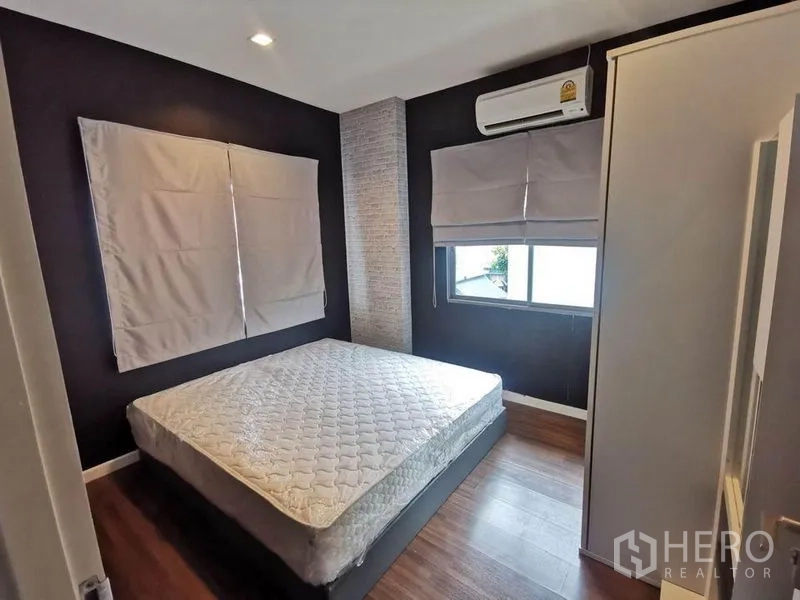 บ้าน ให้เช่าในPrawet, Bangkok - ห้องนอนรองอบอุ่น มีเตียง เครื่องปรับอากาศ ผนังโทนเข้ม และหน้าต่าง