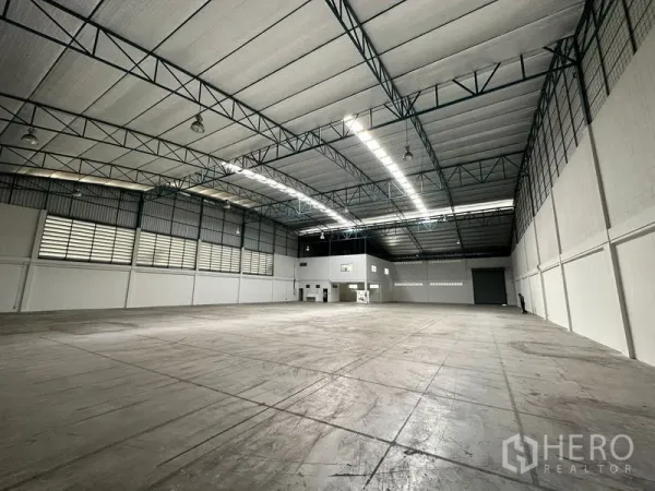 โรงงาน ให้เช่าในSi Racha, Chon Buri - ฮอลล์คลังสินค้าโปร่งโล่ง เพดานสูงโครงเหล็ก มีสกายไลท์ พื้นคอนกรีตเรียบ พร้อมออฟฟิศและประตูม้วนขนาดใหญ่
