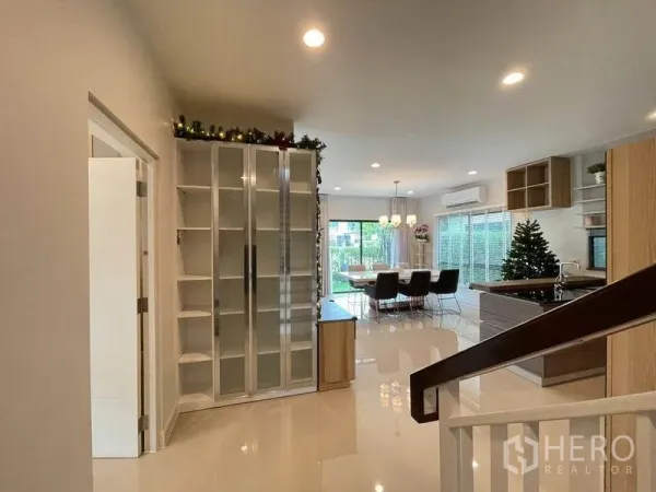 บ้าน ขายในPak Kret, Nonthaburi - พื้นที่ทานอาหารและครัวแบบเปิด พื้นเงา ตู้กระจก และประตูกระจกเปิดสู่สวน