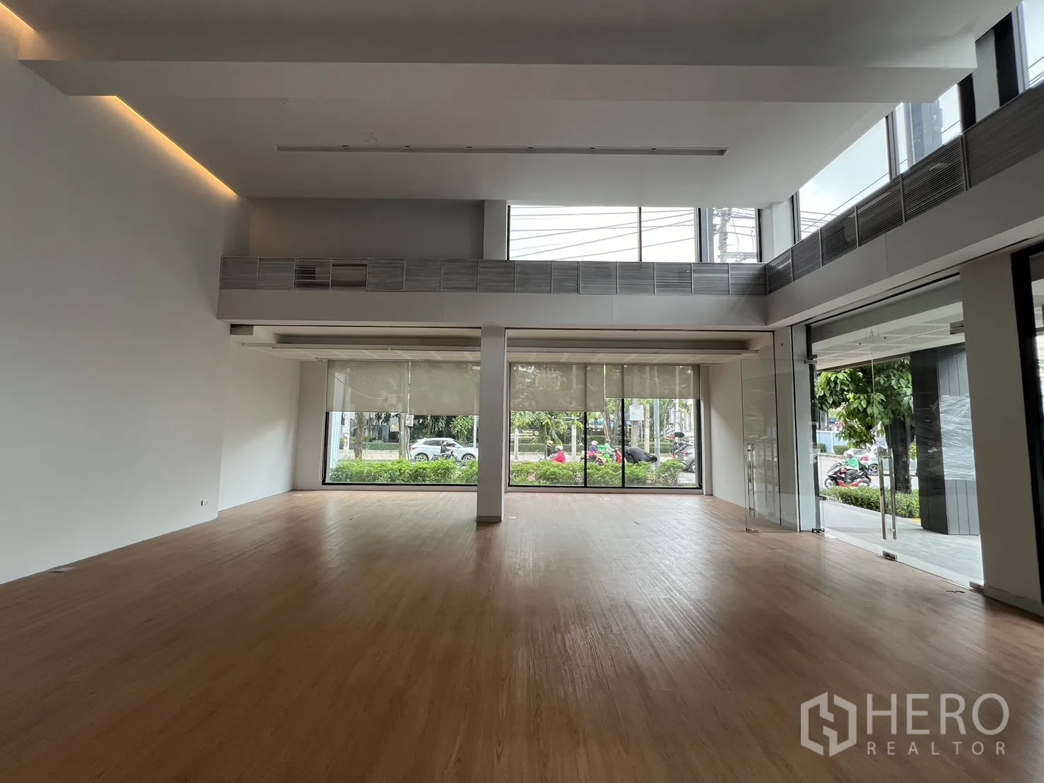 Retail Space for rent in Khlong Toei, Bangkok - Open-plan ground floor retail hall with expansive glass on two sides.