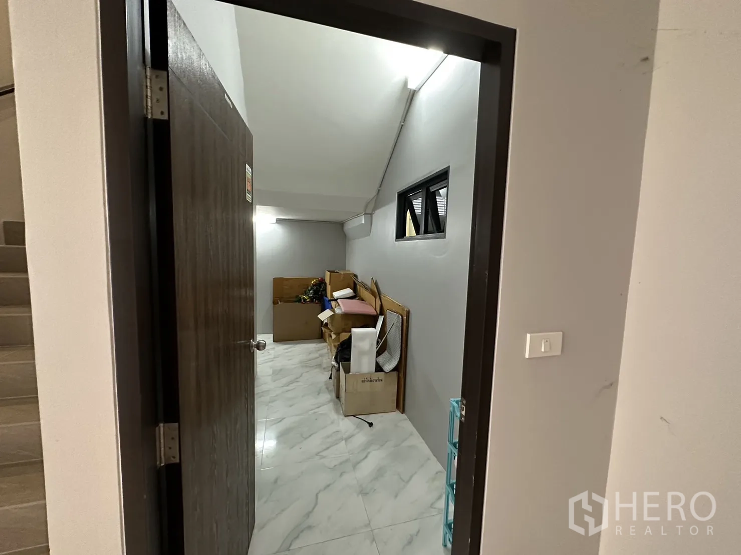 工厂 出售在Lam Luk Ka, Pathum Thani - 楼梯下储物间，仿大理石地面。