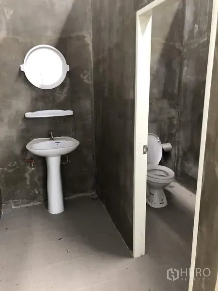 货栈 出租在Lat Lum Kaeo, Pathum Thani - 简洁的工业卫生间，含立柱式洗手盆与独立坐厕间。