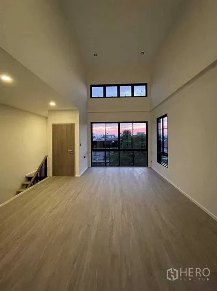 带办公室的家 出售在Lat Phrao, Bangkok - 宽敞的楼层房间，推拉大玻璃门与日落景色
