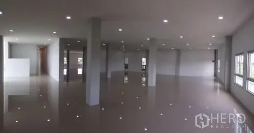 Factory for rent or sale in Bang Sao Thong, Samut Prakan - Open-plan office floor with glossy tiles, columns and recessed lighting.