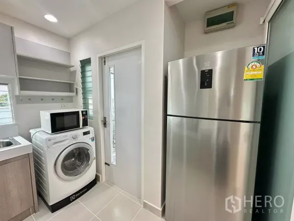 บ้าน ให้เช่าในBang Phli, Samut Prakan - มุมซักล้างพร้อมเครื่องซักผ้า ไมโครเวฟ ตู้เย็น และชั้นเก็บของ