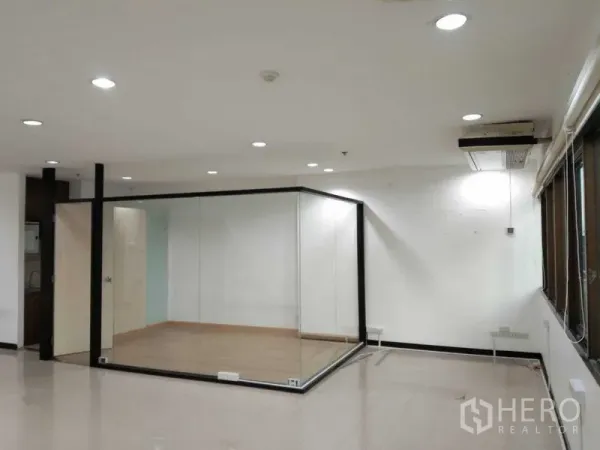 สำนักงาน ให้เช่าในWatthana, Bangkok - พื้นที่สำนักงานกว้างพร้อมห้องประชุมผนังกระจก และผนังหน้าต่างชมวิวเมืองย่านเอกมัย