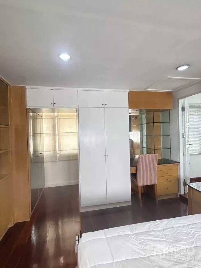 บ้าน ให้เช่าในSuan Luang, Bangkok - ห้องแต่งตัวหรือทำงาน ตู้กระจกบานเลื่อนและชั้นวาง