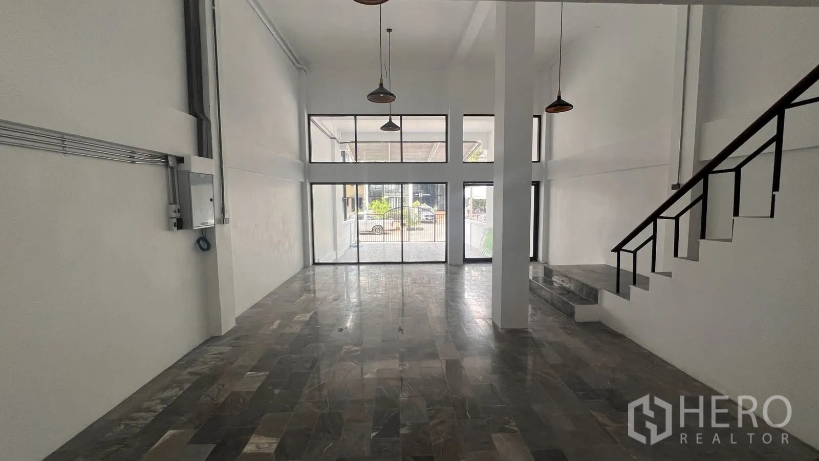 家庭办公室 for rent or sale in Phra Khanong, Bangkok - 挑高前厅，吊灯与侧边楼梯。