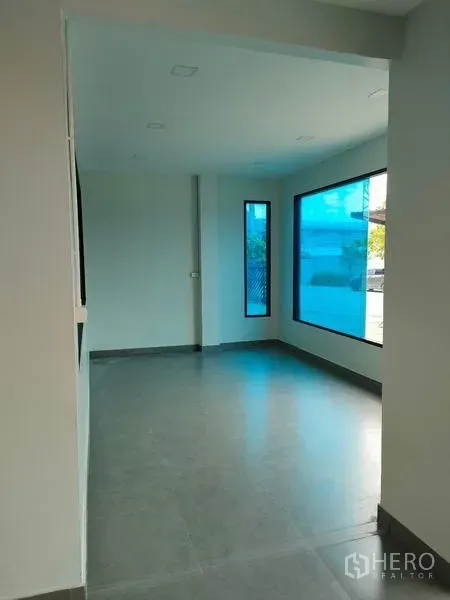 โรงงาน ให้เช่าในBan Phaeo, Samut Sakhon - ห้องสำนักงานยาว ผนังกระจกบานใหญ่และพื้นกระเบื้องโทนกลาง