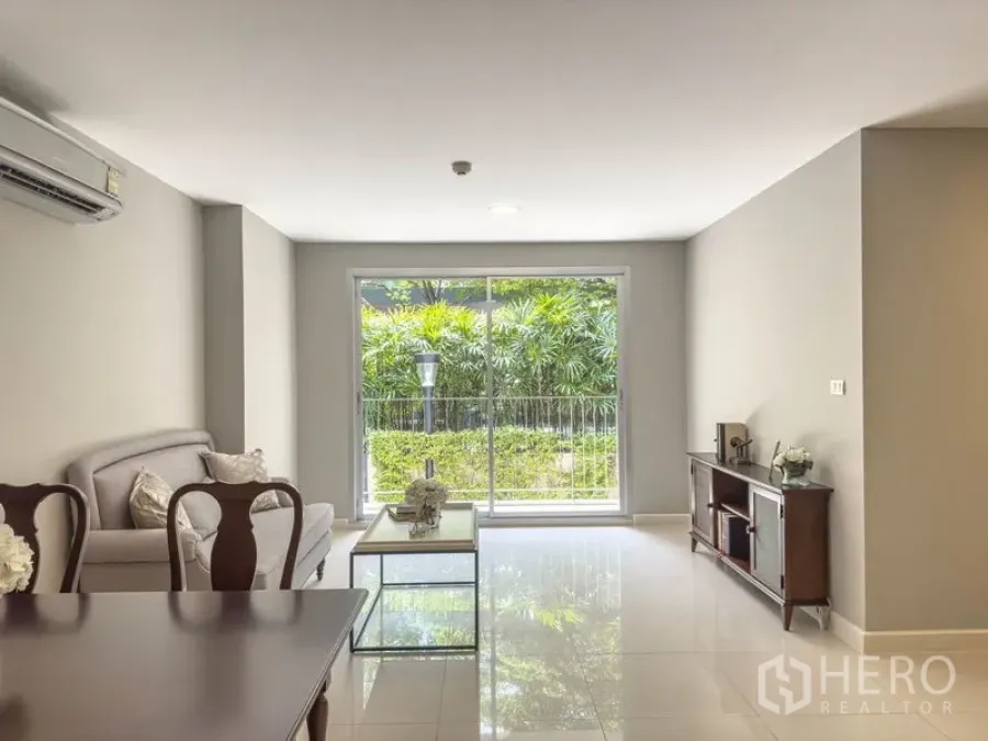 公寓 出售在Watthana, Bangkok - 客厅带推拉落地窗，眺望郁郁葱葱的绿景
