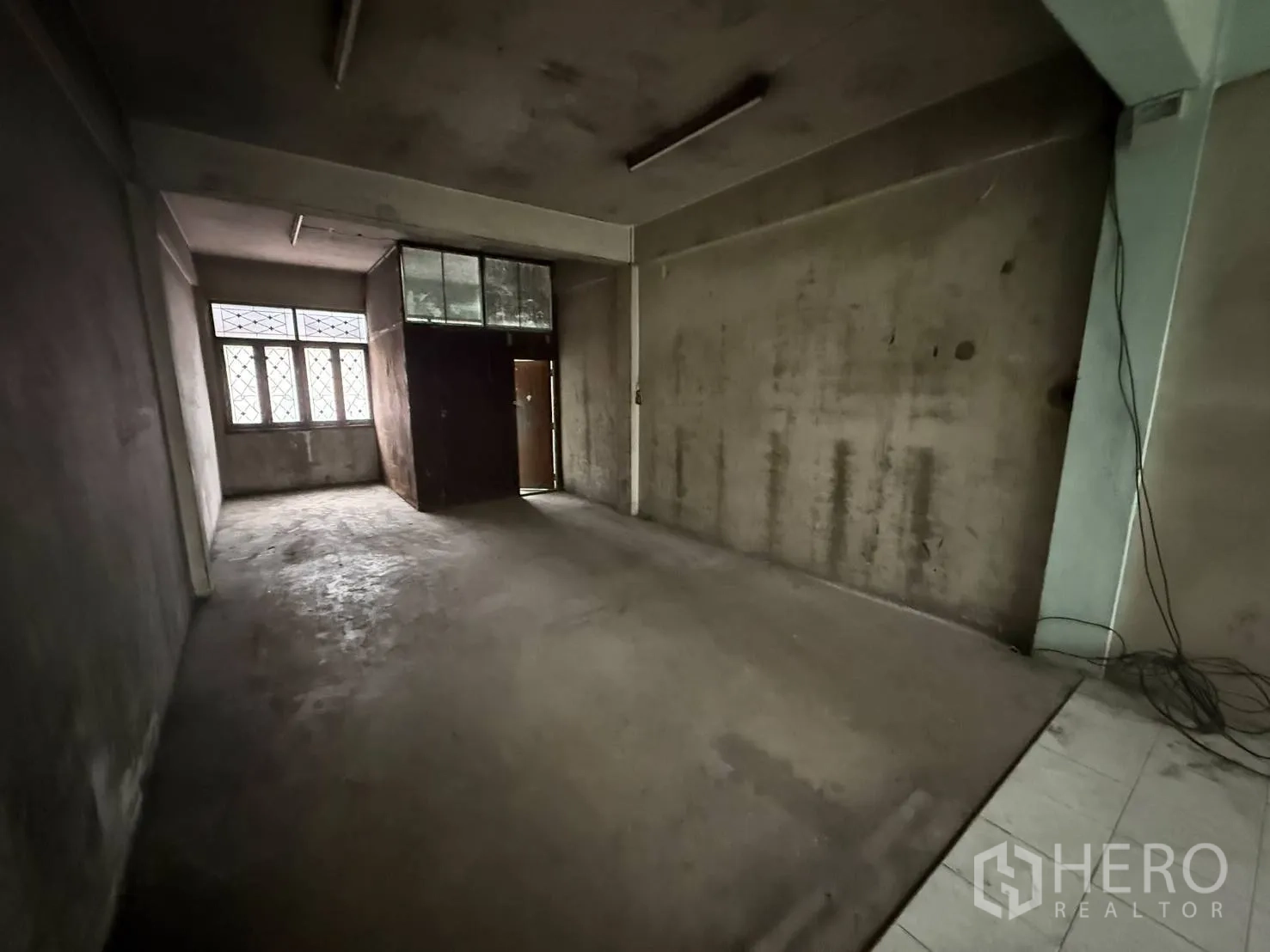 Shophouse for rent in Khlong Toei, Bangkok - Open room with a box-style partition and frosted windows on one side.