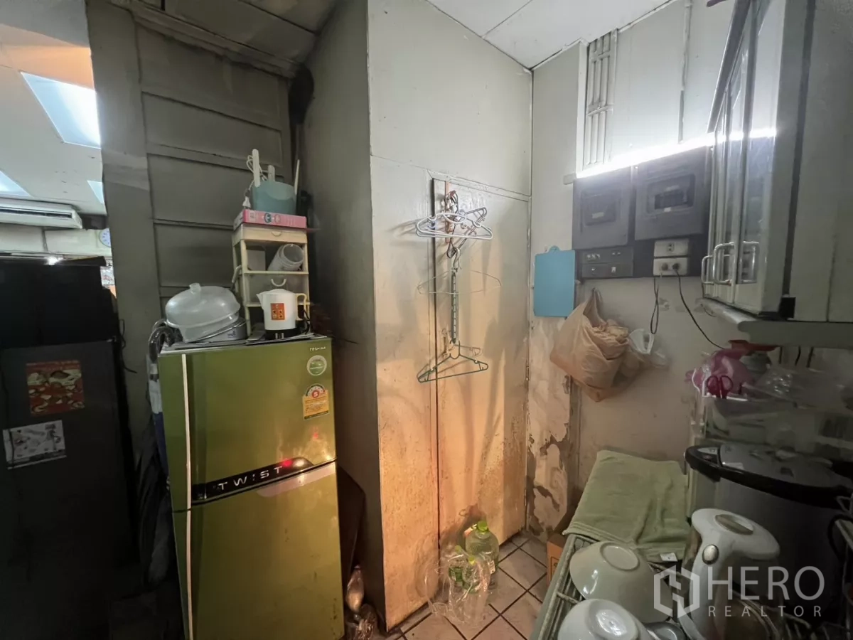 อาคารพาณิชย์ ให้เช่าในWatthana, Bangkok - มุมแพนทรีที่มีตู้เย็นและตู้เก็บของติดผนัง