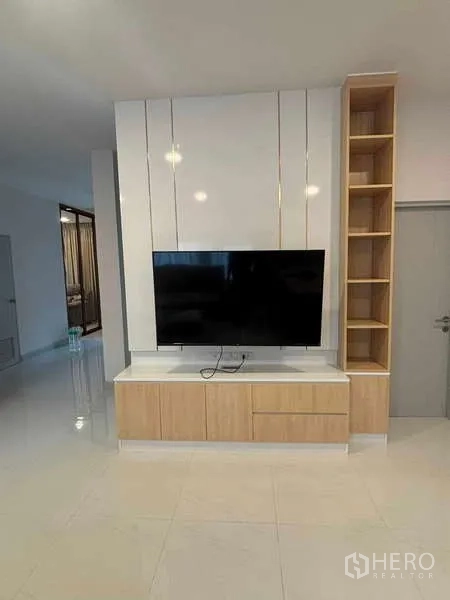 独立式住宅 出租在Mueang Nonthaburi, Nonthaburi - 客厅明亮电视背景墙，挂装电视与收纳柜。