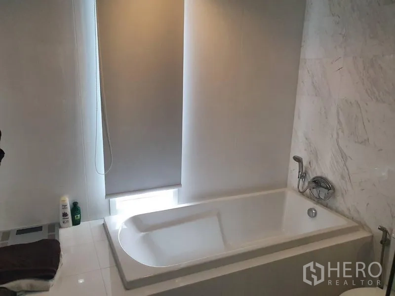 คอนโด ให้เช่าในWatthana, Bangkok - ห้องน้ำสมัยใหม่พร้อมอ่างอาบน้ำและผนังลายหินอ่อน