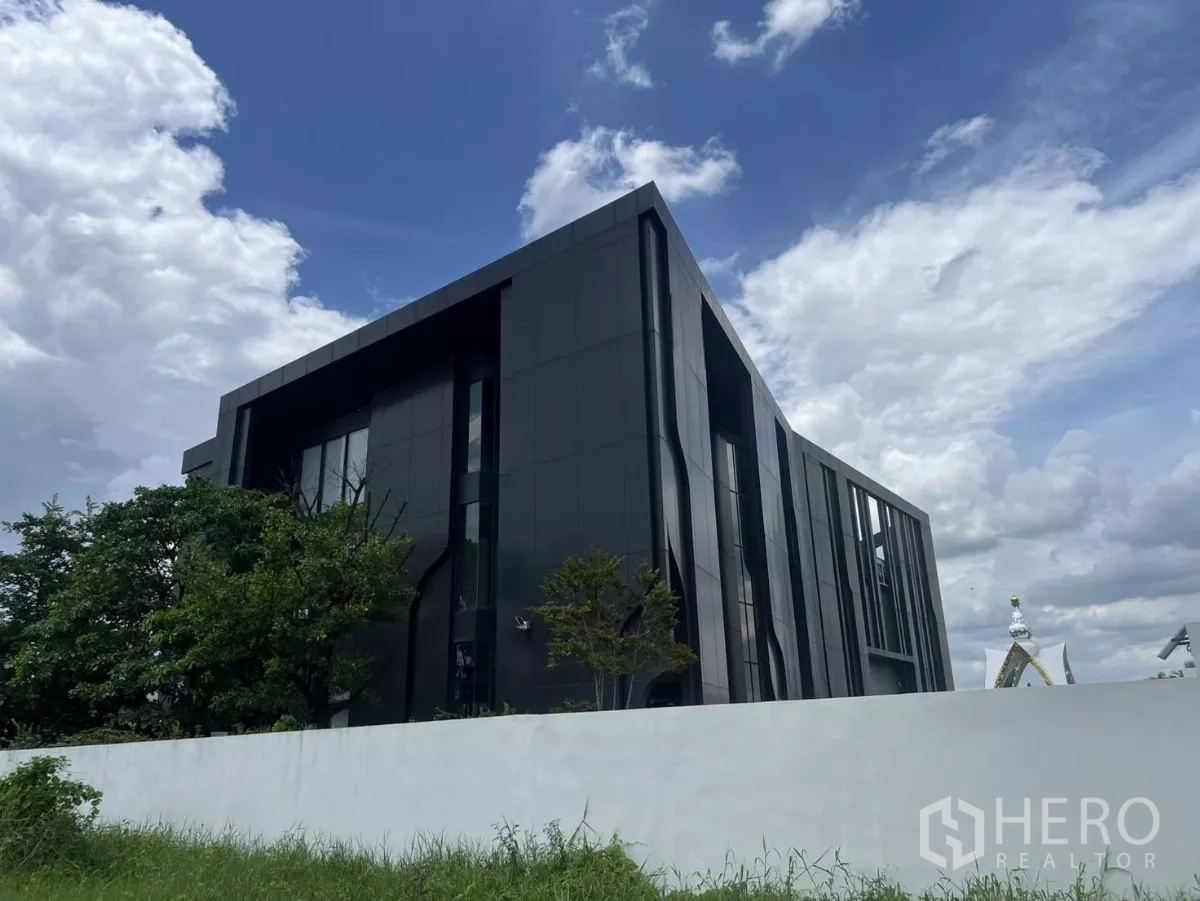 货栈 出售在Lat Krabang, Bangkok - 白墙后现代黑色建筑的远景。