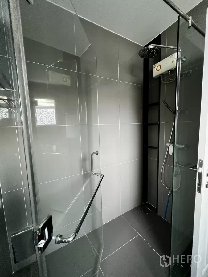 Detached House for rent or sale in Prawet, Bangkok - Modern shower room with glass enclosure and rainfall shower.