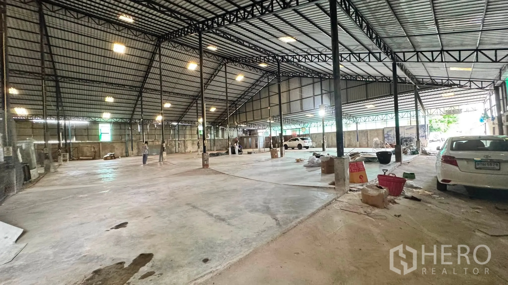 โกดัง for rent in Bang Khen, Bangkok - พื้นโกดังกว้าง เสากลาง โซนทำงาน และมีรถจอดภายใน.